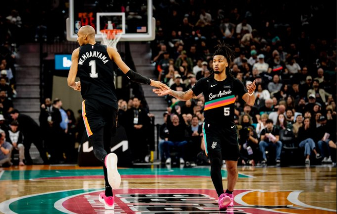 申京准三双完爆文班亚马，杜兰特18+4+7探花郎暴走，火箭复仇马刺